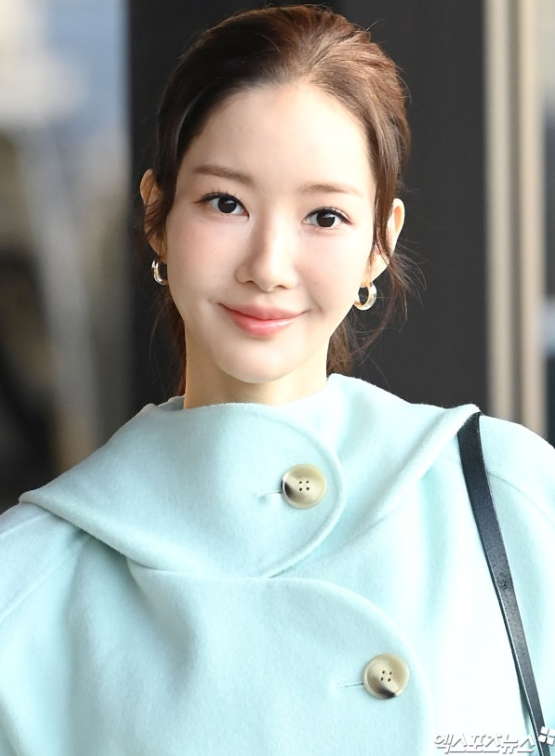  박민영, 민트 코트 휘날린 ‘건강 회복’ 공항패션… “37kg 걱정, 이제 그만” 