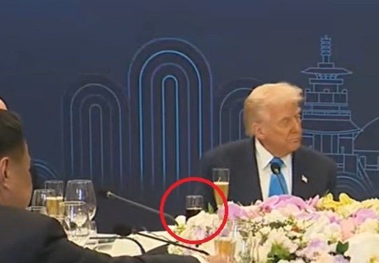 트럼프, <b>APEC 정상 만찬</b>에서도 샴페인 대신 콜라를 마신 특별한... 