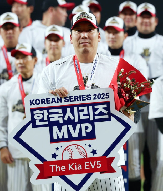 "역시 타격기계!" <b>김현수</b>, 한국시리즈 <b>MVP</b> 등극! <b>LG트윈스</b> 2년... 