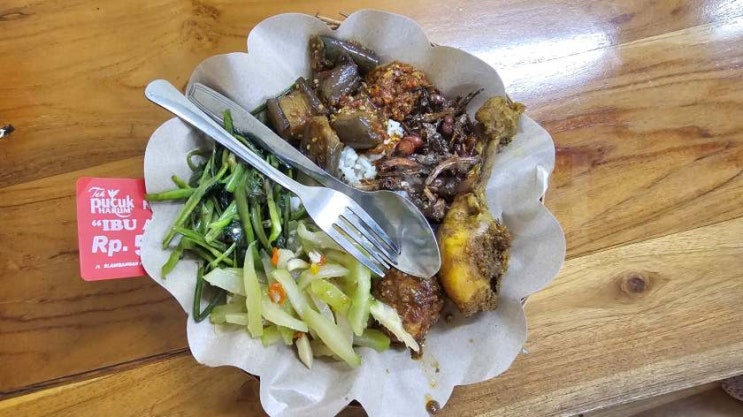  발리공항근처 24시간 나시짬뿌르 맛집 Nasi Pedas Ibu Andik