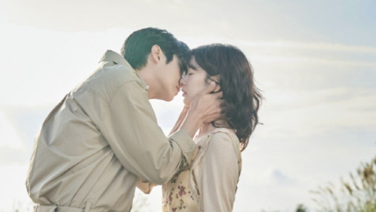 '<b>우주메리미</b>' 최우식X정소민... 노을 지는 <b>갈대밭</b> '<b>키스</b> 1초 전... 