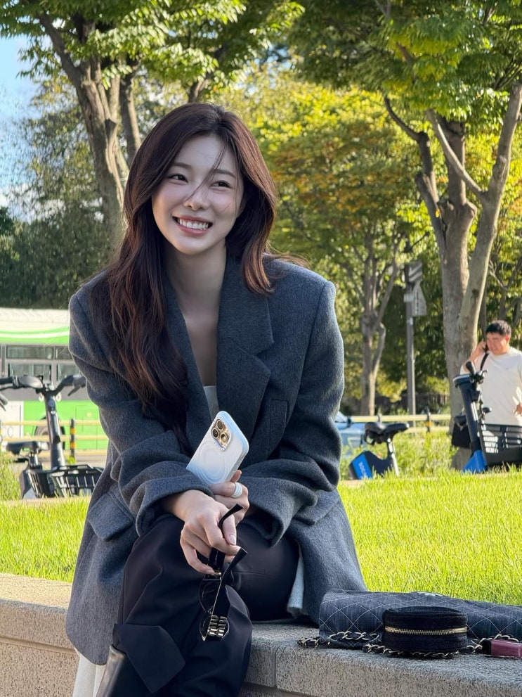  10도, 12도 핀터언니 옷차림법 보다 이시안이 입은 온앤온 느좋 블레이저 싱글 회색 자켓 코디 어때요?