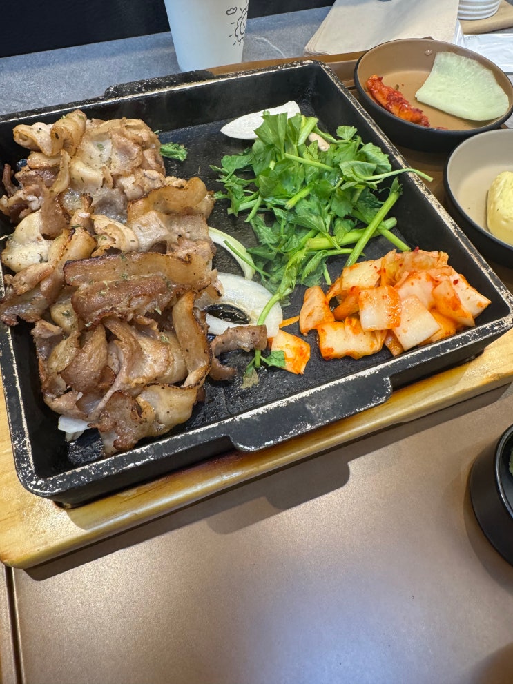  따뜻한 불향 한입, '돈푸 정성가득한 고기밥상'에서의 점심시간