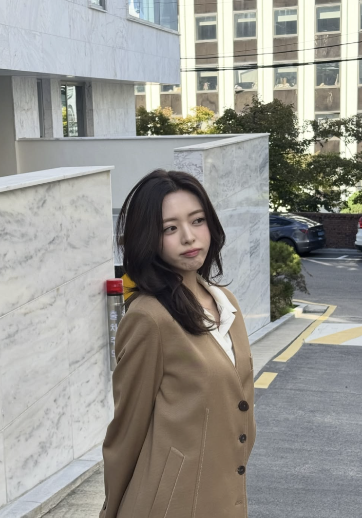  [셀럽 패션] 유나, 황금비율의 정석 루에브르 자켓으로 완성한 우아한 사복패션