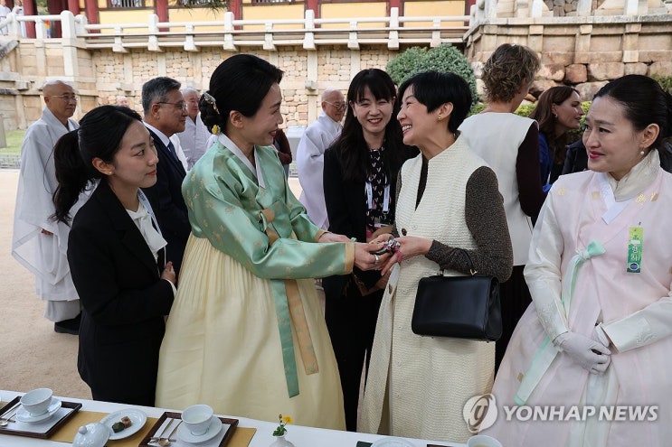 <b>김혜경 여사</b>, APEC 정상 배우자들과 <b>차담회</b>