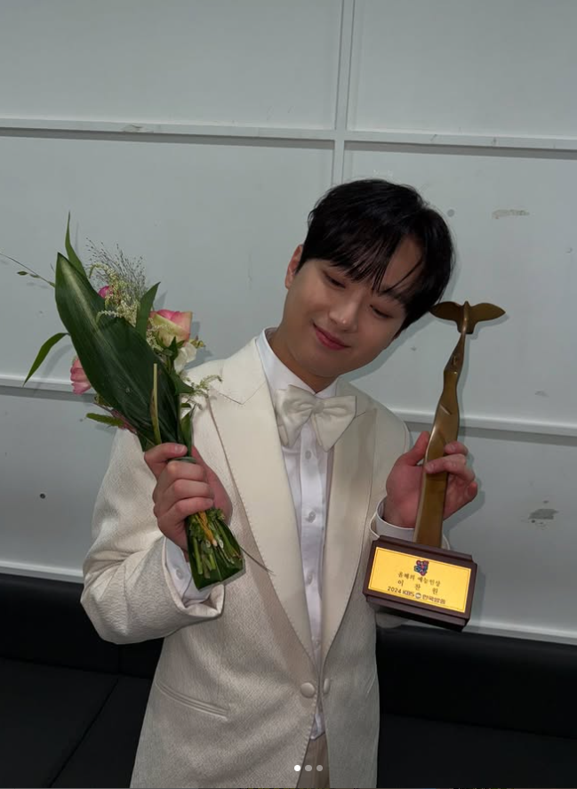 <b>이찬원</b> 생일날 겹경사, 무슨일인데?  '쇼! <b>음악중심</b>' <b>1위</b>와 팬... 