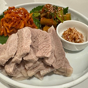 홍대 미로식당 예약 보쌈 갈비찜 오징어볶음 탕수육 떡볶이