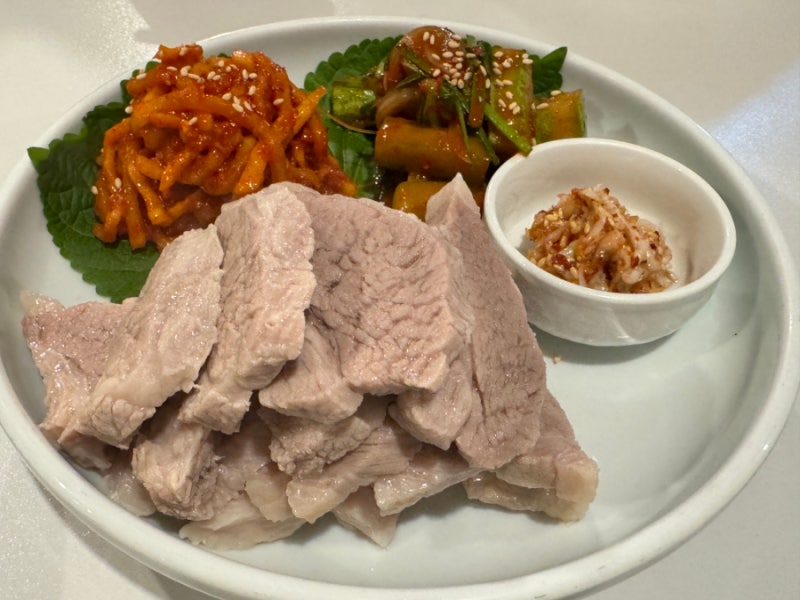 홍대 미로식당 예약 보쌈 갈비찜 오징어볶음 탕수육 떡볶이