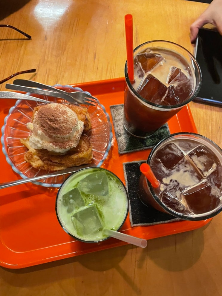  홍대 비하인드커피 독서하기 좋은 서교동카페 쫄깃한 프렌치토스트 달달한 말차라떼 홍대놀곳 홍대올드포스트 옷가게 인생네컷 스티커사진 서교동맛집