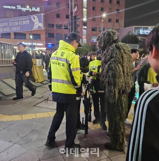   ‘매우혼잡’ 경보 울린 이태원·홍대 핼러윈… 호루라기와 전광판이 지킨 밤