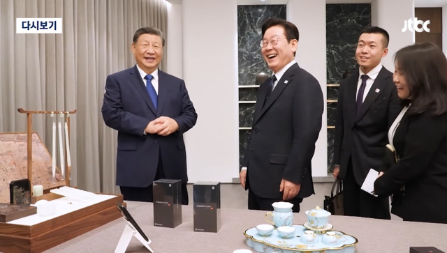 <b>샤오미</b> 선물에 이 대통령 "<b>통신보안</b> 되나?" 배포큰 농담…시진핑... 