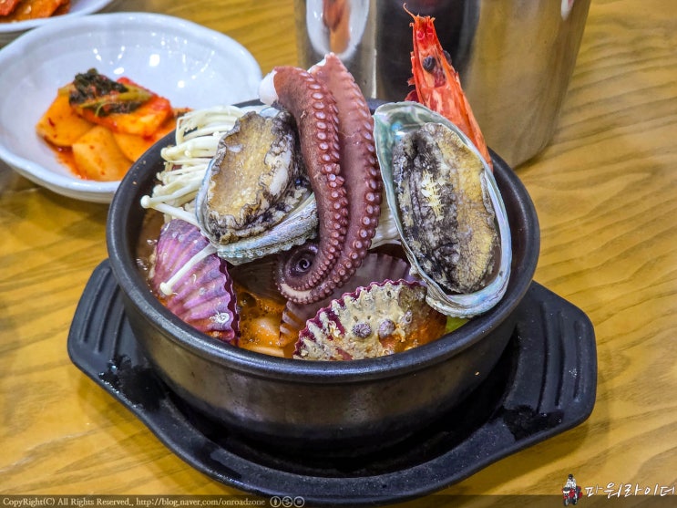  거제 장목 맛집 - 미촌에서 해물뚝배기와 낙지볶음을 먹고 왔습니다. 농소몽돌해변 맛집