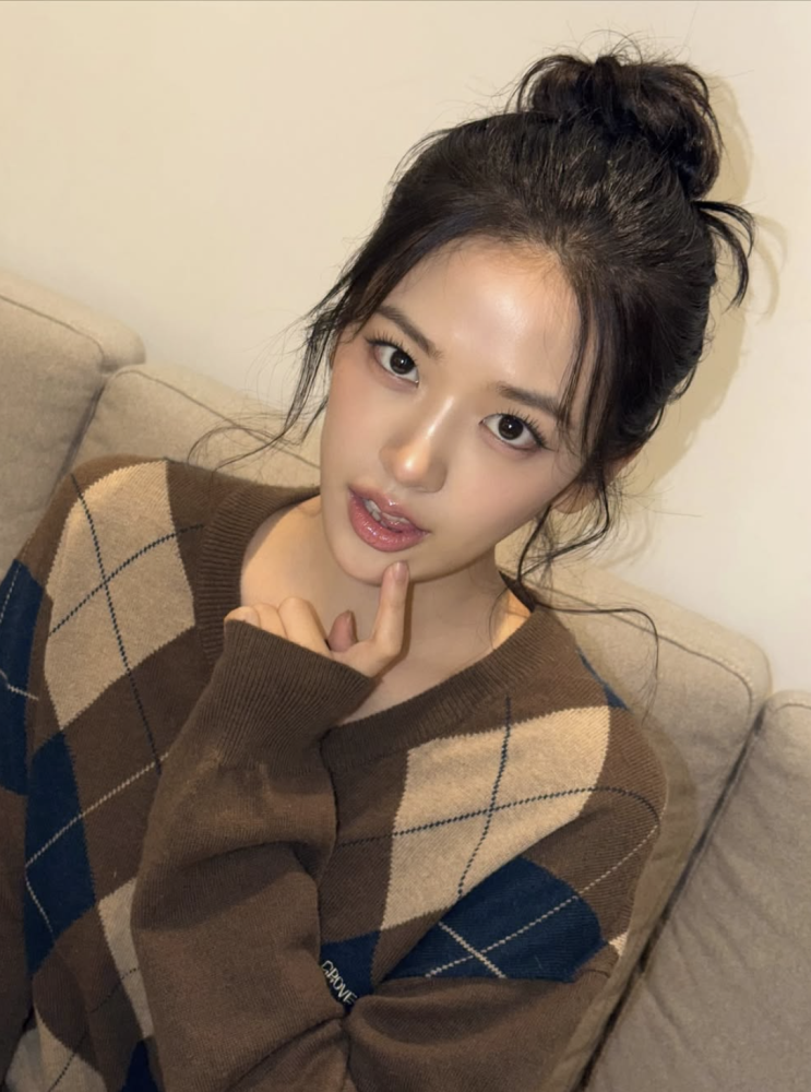  [셀럽 패션] 안유진, 추추추워도 예쁨은 열일 중 아가일 니트 패션