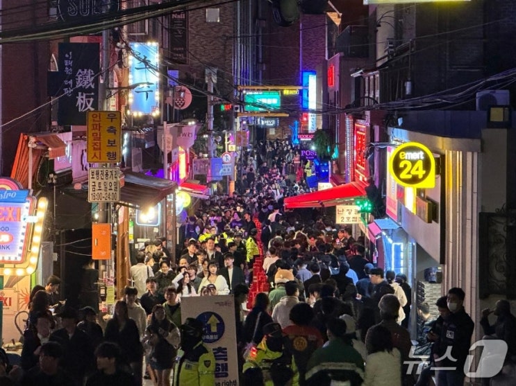 2025년 <b>핼러윈</b> 이태원 현장: <b>인파</b> 속 안전과 추모, 그리고 <b>홍대</b>