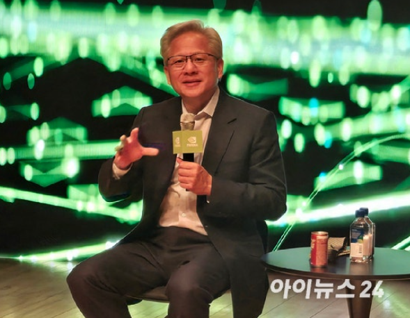   “엔비디아는 장기로 보라” 젠슨 황 경주 발언 총정리｜AI 60년 만의 컴퓨팅 재발명·TSMC 방문 예고