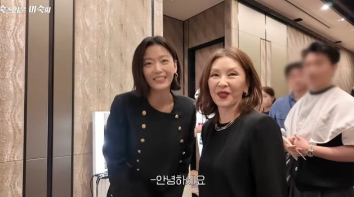 전지현, 웹예능 첫 도전…홍진경과 재회로 신비주의 접고 인간미 예고