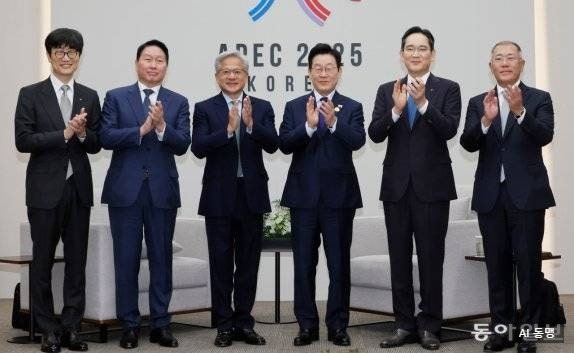 "한국이 AI 중심된다" 이해진·젠슨 황, 경주서 AI 동맹 선포