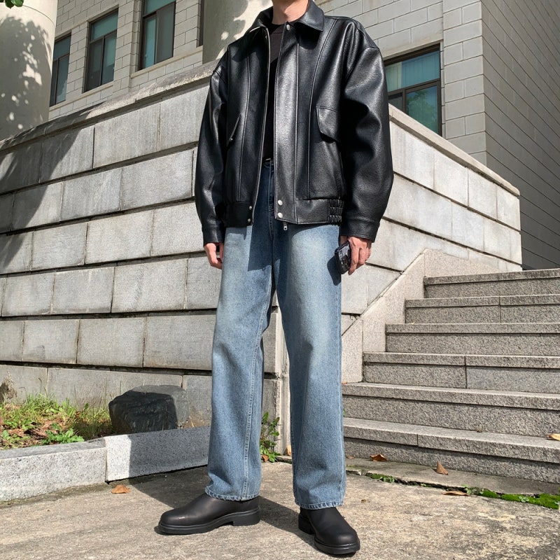 다크 네이비 슬랙스와 스퀘어토 첼시 부츠를 매치한 직장인 코디