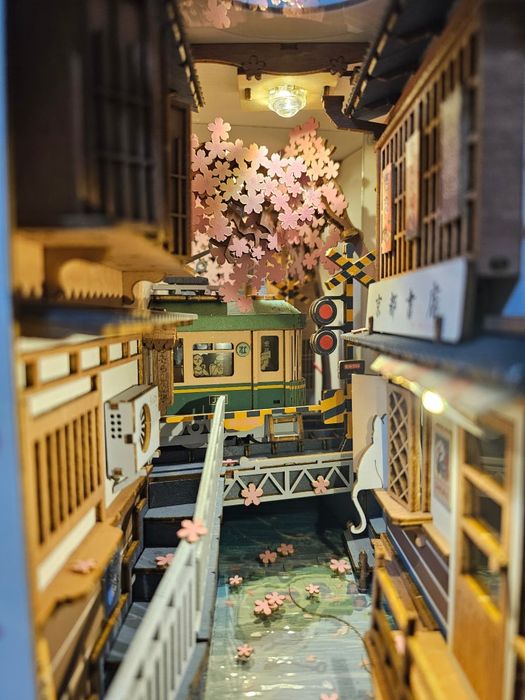  “조명 켜는 순간, 감성이 피어납니다  벚꽃기차 DIY 우드퍼즐 리뷰” - 북눅; 여러분의 책장을 꾸며보세요.