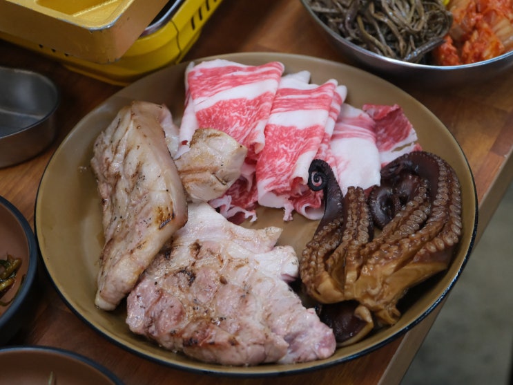  제주 노형슈퍼마켓 맛집 누렁소앤도새기 애월본점 — 한우, 흑돼지, 문어의 완벽한 조합!