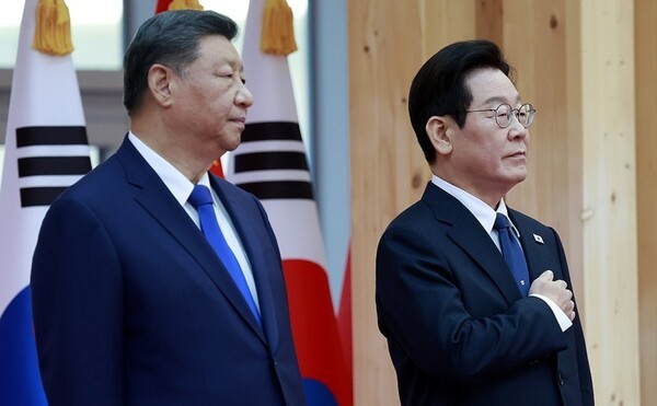 <b>샤오미폰</b>’ 선물… “<b>통신보안</b> 되나?” 유쾌한 <b>농담</b> 오가... 