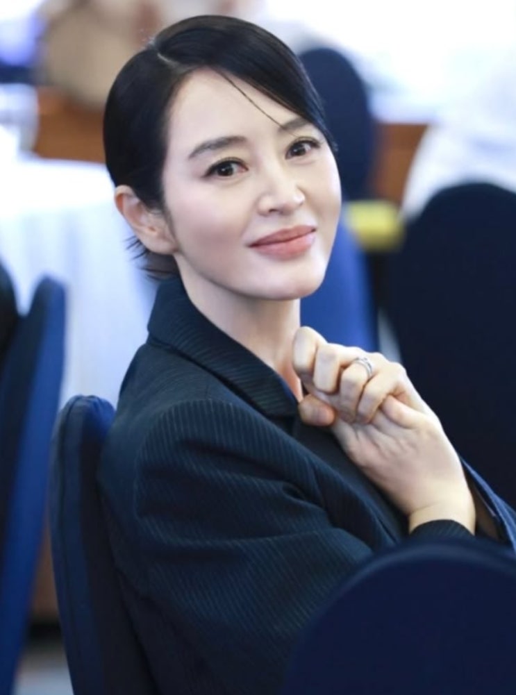  김혜수 올블랙 근황, 셀카 몇 장으로 증명한 시그니처 아우라 ZIP