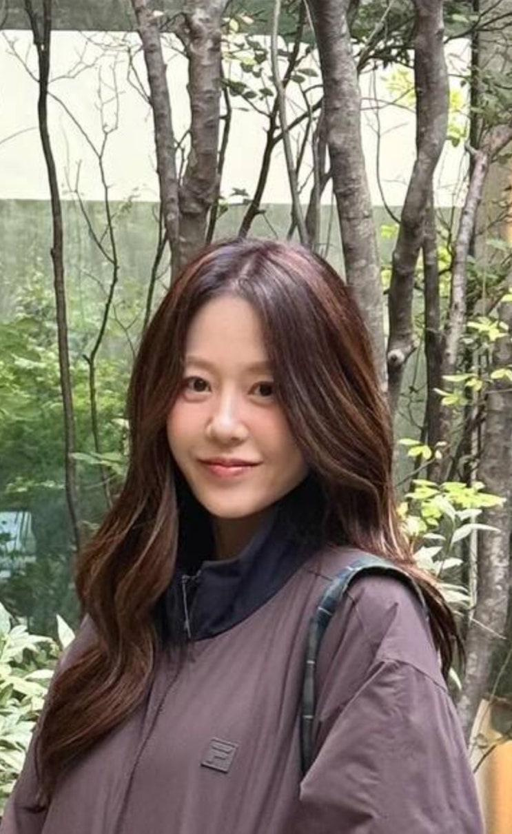  고현정 가을 스타일, 브라운 점퍼와 니삭스로 완성한 세련된 일상룩