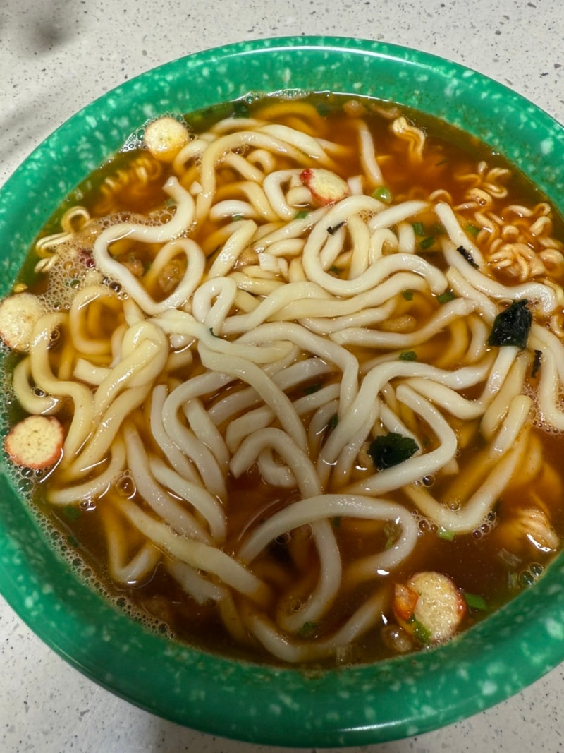 생생우동 김치사발면 편의점 조합 레시피