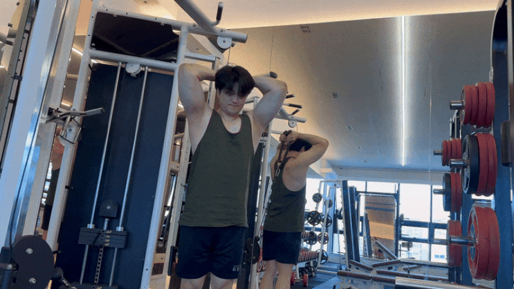  팔뚝 굵어지는 운동 자세 스탠딩 투 암 오버헤드 로프 트라이셉스 익스텐션 삼두근 장두 강화 효과