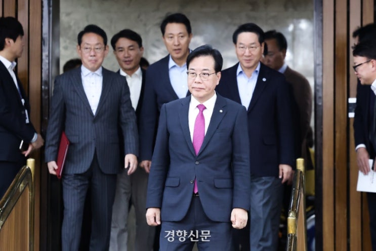‘저 자리가 우리 자리였어야 해’···<b>APEC 성과</b> 바라보는... 