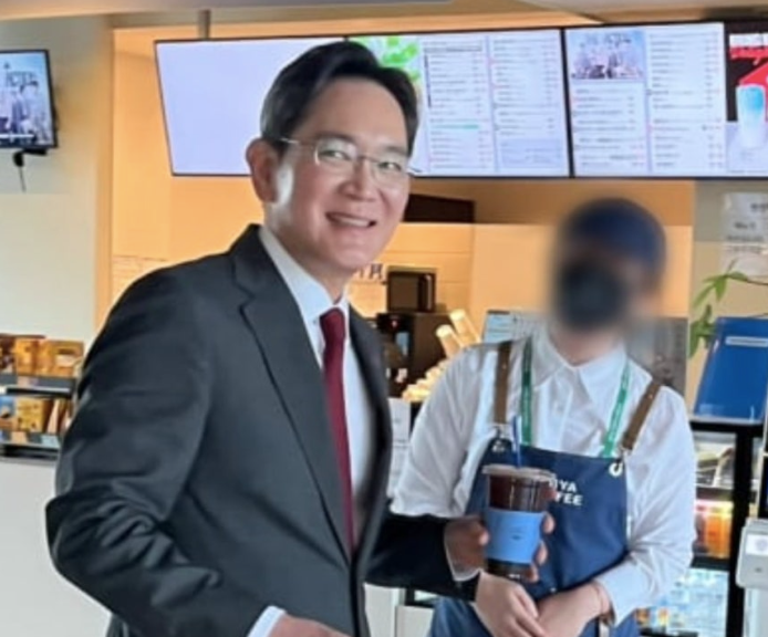 "<b>이재용 회장</b>님이 <b>용돈</b> 주셨다"…카페 직원 후기에 '난리'