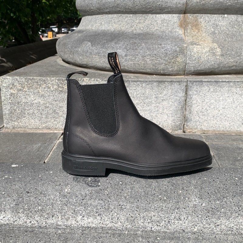 측면 엘라스틱 밴드가 강조된 3.5cm 굽의 가죽 첼시 부츠