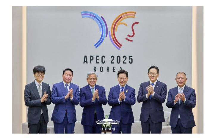 <b>젠슨 황</b> APEC 2025에서 한국을 <b>AI</b> 주권국으로 디지털트윈, 로봇, 피지컬....