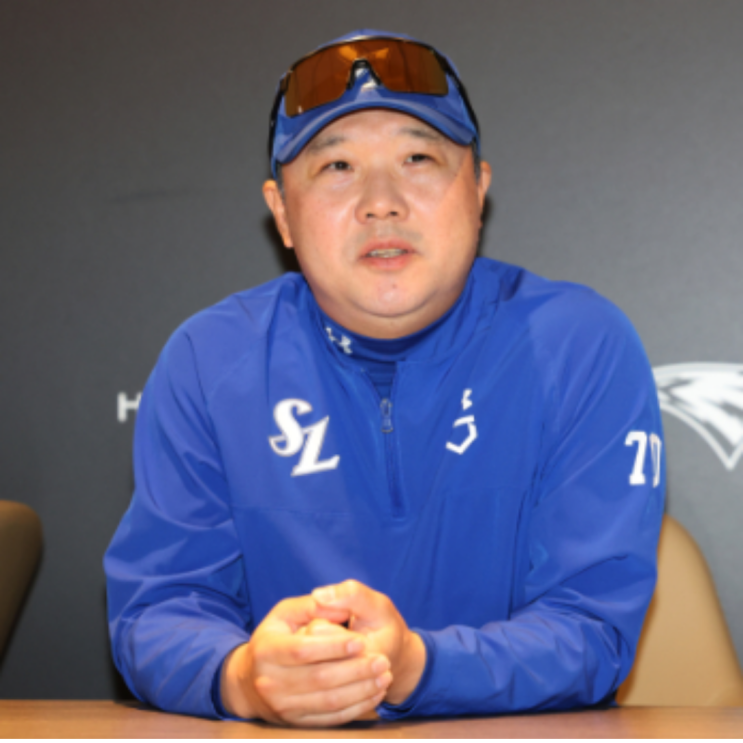삼성의 스토브리그 시작은 박진만 감독의 재계약부터!! 허삼영 전 감독의 대행에서부터 2+1년 최대 23억원에 다음 시즌 재신임!! 투수진의 세대교체만 가능하다면 내년 대권도전??