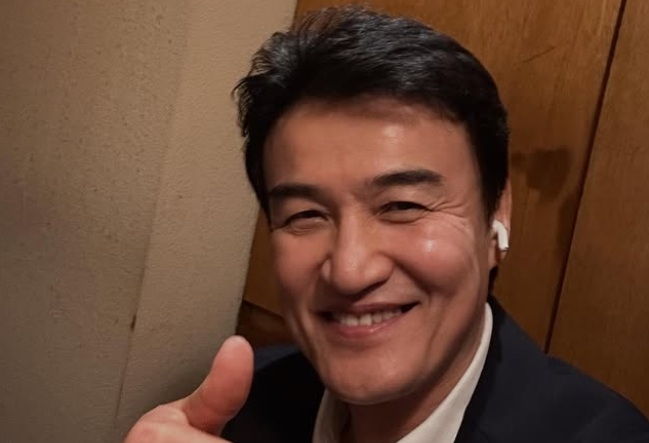 빙긋 웃는 모습에 울컥했다…<b>혈액암 투병</b> <b>안성기</b> 근황 전한... 