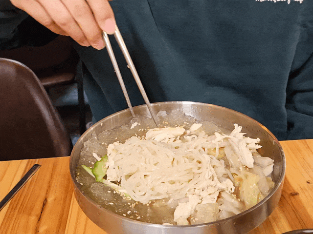  동두천 시실리 가든 산장 분위기의 초계국수와 바베큐. 동두천 맛집