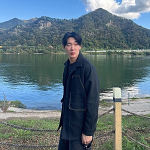 티아이포맨 블랙 자켓 활용한 감각적인 올블랙 FW룩