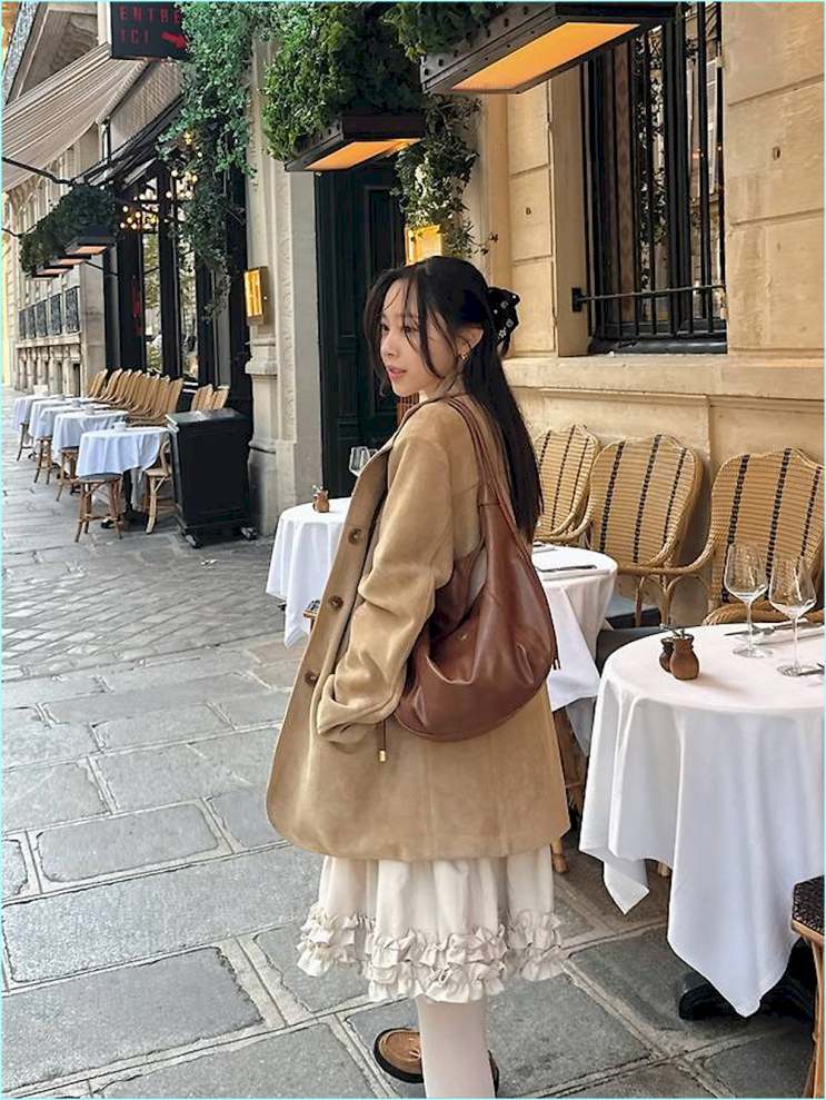  이솔이 파리 패션, 스웨이드+프릴의 위험한 충돌을 고급스럽게 만든 비결 3