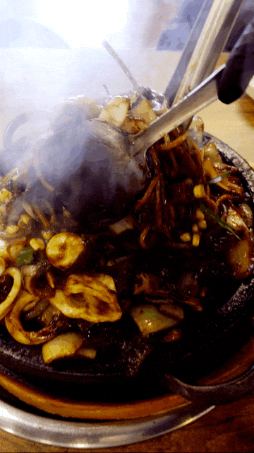 오산 맛집 다미식에서 폭발적인 비쥬얼의 돌판 위의 돌짜장과 부드러운 동파육의 환상적인 조합