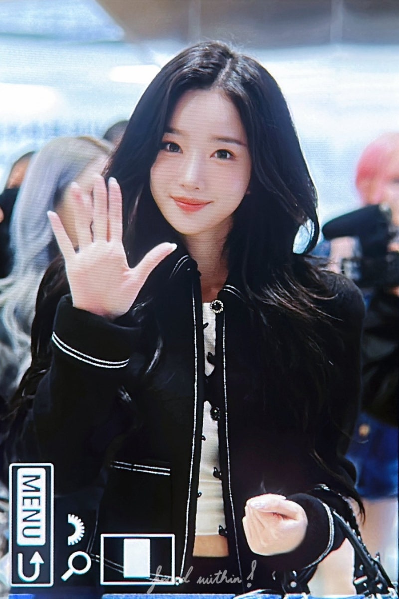 251030 트리플에스 김유연 공항 블랙 카라 스티치 자켓 정보