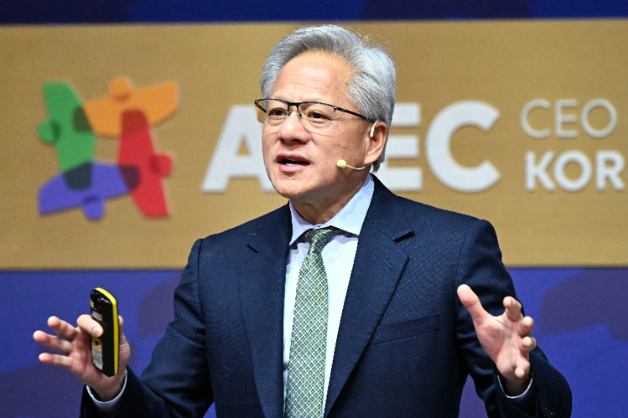  젠슨황, 주식은 팔았지만 신뢰는 남겼다 – 엔비디아 CEO의 진짜 메시지