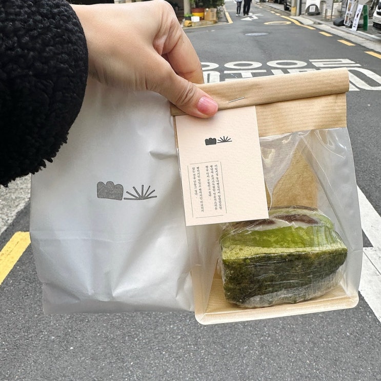  빵 사러 갔다가 매장 분위기와 브랜딩에 반한 밀빛 카페 말차꾸덕맘모스 크럼블황치즈 포장 구매 리뷰.