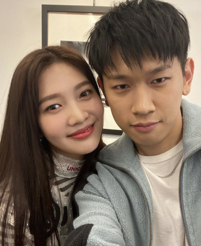 “헤어진 줄 알았지?” 조이크러쉬, 결별설 뒤집은 ‘결혼식 축가’ 목격담 난리난 이유