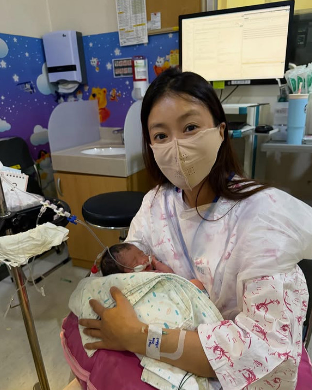 배우 <b>이시영</b>, 이혼 후 임신한 <b>둘째</b> '<b>딸</b>' 출산! "산모와 아이 모두... 