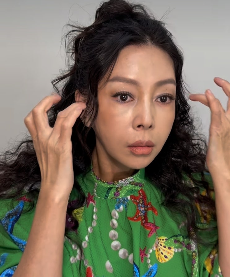 “62세 맞아? 황신혜 미모 실화냐… ‘컴퓨터 미인’ 전성기 재현”
