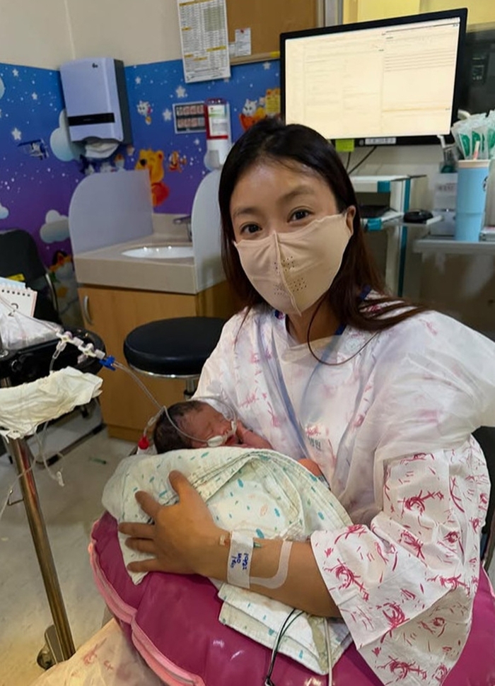 <b>이시영</b>, 4일 전남편 아이 <b>출산</b>…<b>둘째 딸</b> 품에 안았다