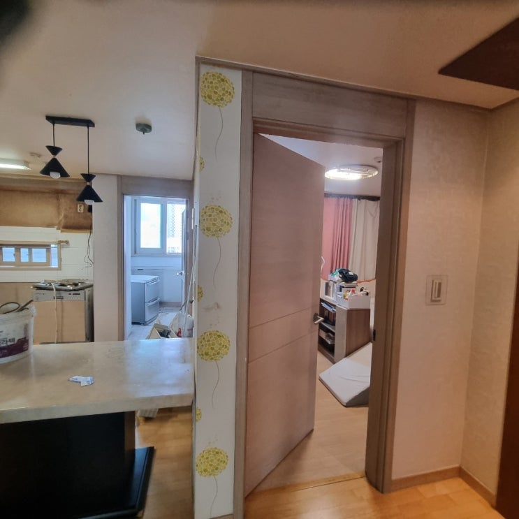  의왕시 해모로아파트 빈집에 천장몰딩 현관중문 방문틀 방문짝 화장실문 욕실문 설치작업