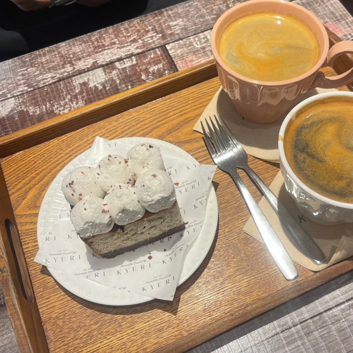  이태원 키에리 조각케이크 성지 느낌~ 치츠맛 강한 꾸덕함