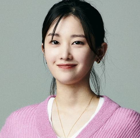 <b>전종서</b> 늘씬한 <b>각선미</b> 뽐낸 화이트 패션으로 시선 집중