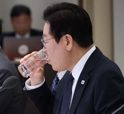 이재명 <b>대통령</b>, <b>몸살</b> 감기로 공개 일정 전면 취소…<b>소방공무원</b>... 